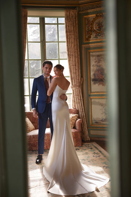 Sodden wedding dress – mermaid silhouette with a softly draped strapless neckline and high slit in fluid satin.