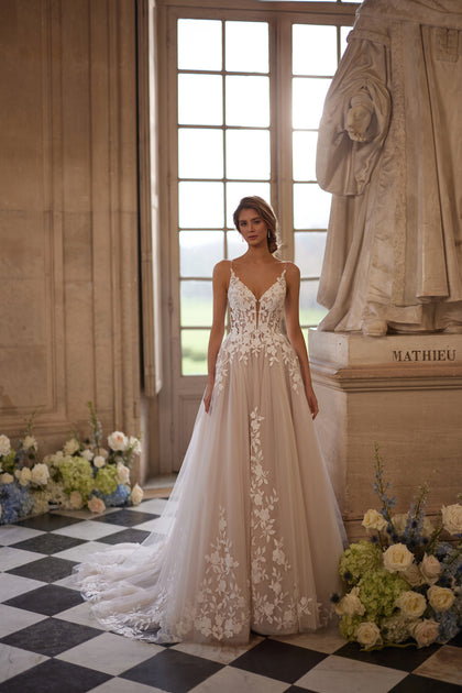 Solene wedding dress – A-line bridal gown with delicate straps, an open neckline and floral lace appliqués.
