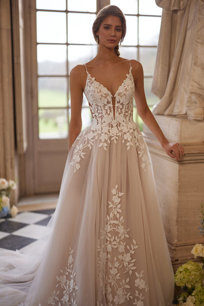 Solene wedding dress – delicate straps, an open neckline and floral lace appliqués.