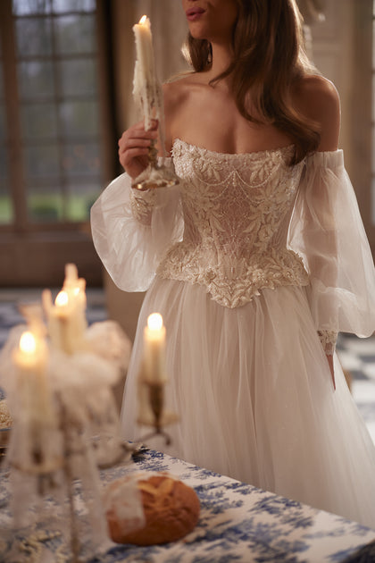 Tara corset + Thea mermaid skirt – mermaid silhouette with a structured Tara corset with off-the-shoulder sleeves and the Thea mermaid skirt.