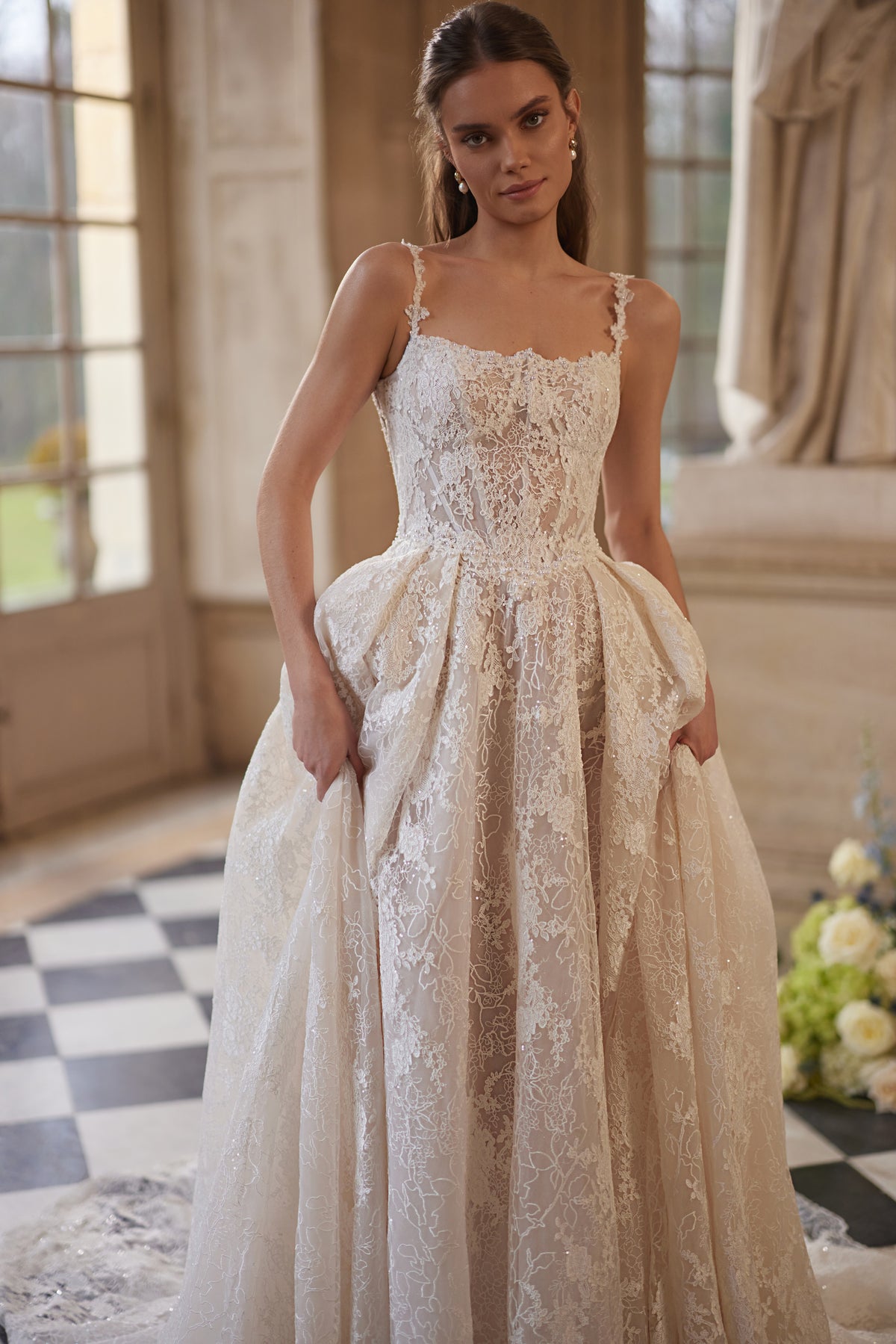 Brautkleid Thetis ohne Bolero – Spitzenträger, transparente Corsage und Spitzenrock von vorn