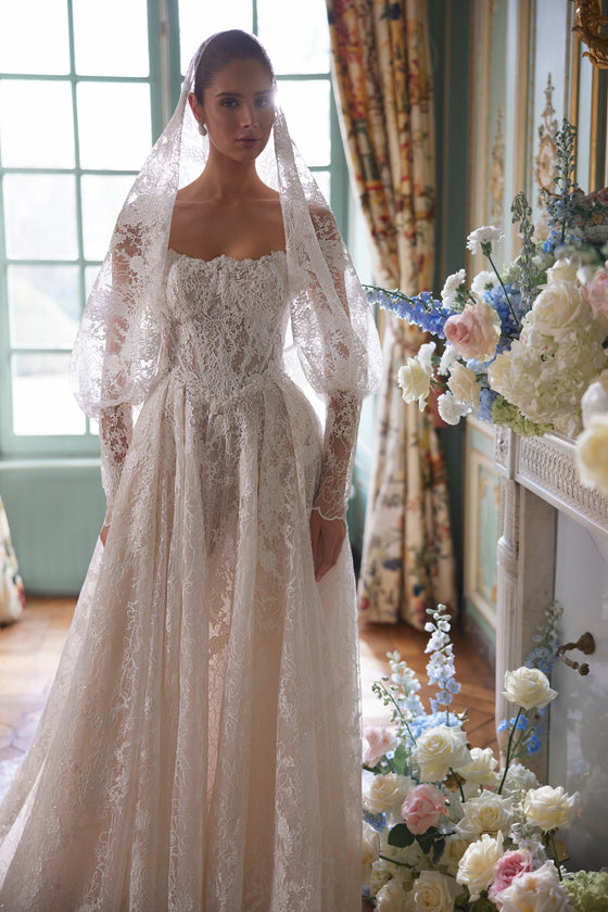 Brautkleid Thetis mit Spitzenbolero und Schleier mit Spitzenkante, Blick von vorn