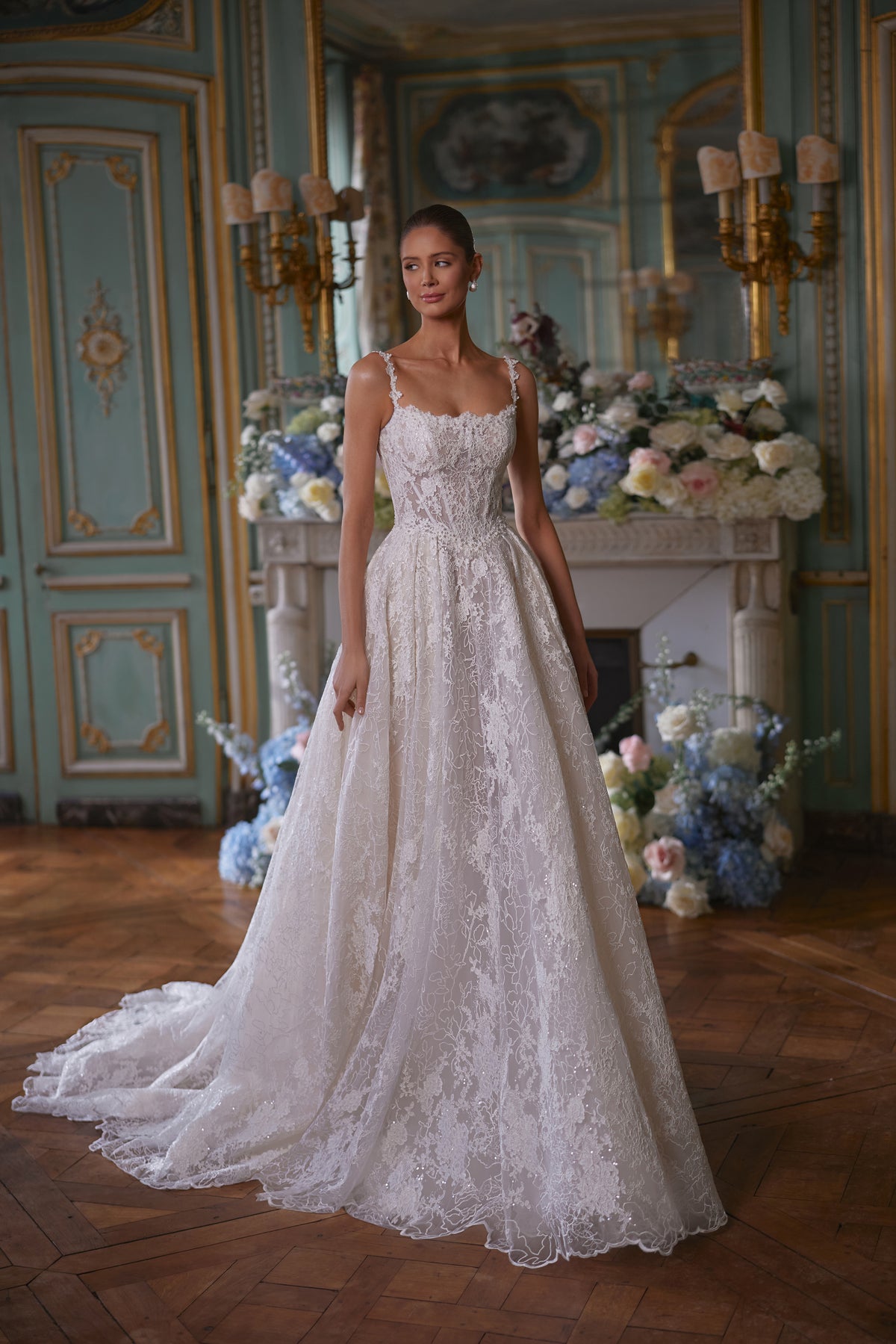Brautkleid Thetis in A-Linie – Spitzenrock und Schleppe in ganzer Figur im Salon