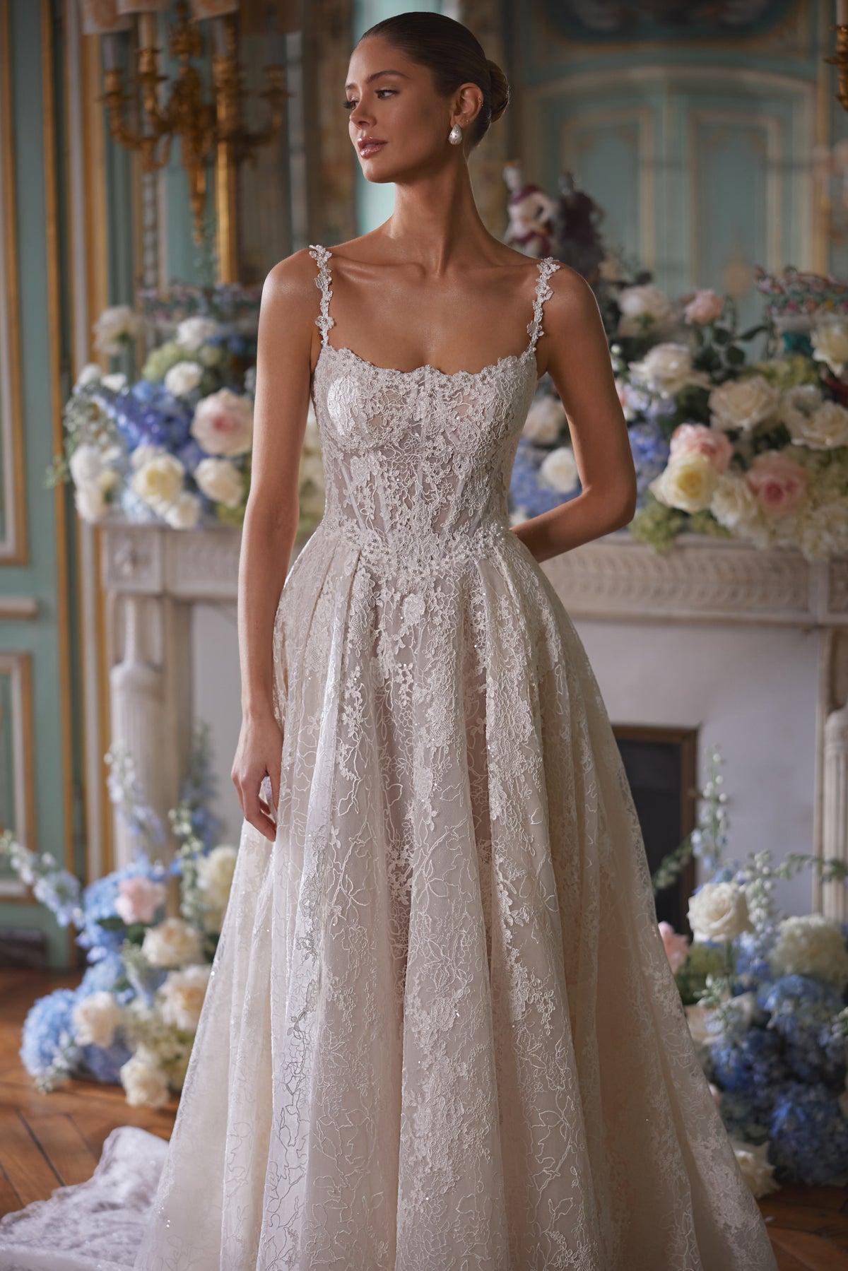Brautkleid Thetis im Detail – schmale Spitzenträger und Corsage mit sichtbaren Stäbchen