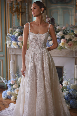 Brautkleid Thetis im Detail – schmale Spitzenträger und Corsage mit sichtbaren Stäbchen
