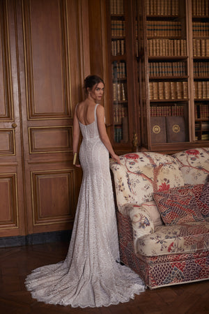 Brautkleid Tissaia von hinten, tiefer runder Rückenausschnitt und Schleppe in der Bibliothek