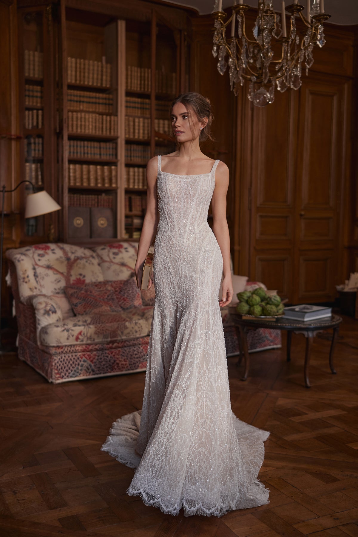 Brautkleid Tissaia von vorn in ganzer Figur, eckiger Ausschnitt und perlenbesetzte Spitze