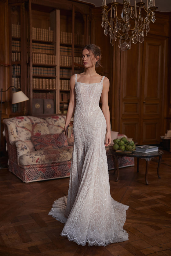 Brautkleid Tissaia von vorn in ganzer Figur, eckiger Ausschnitt und perlenbesetzte Spitze