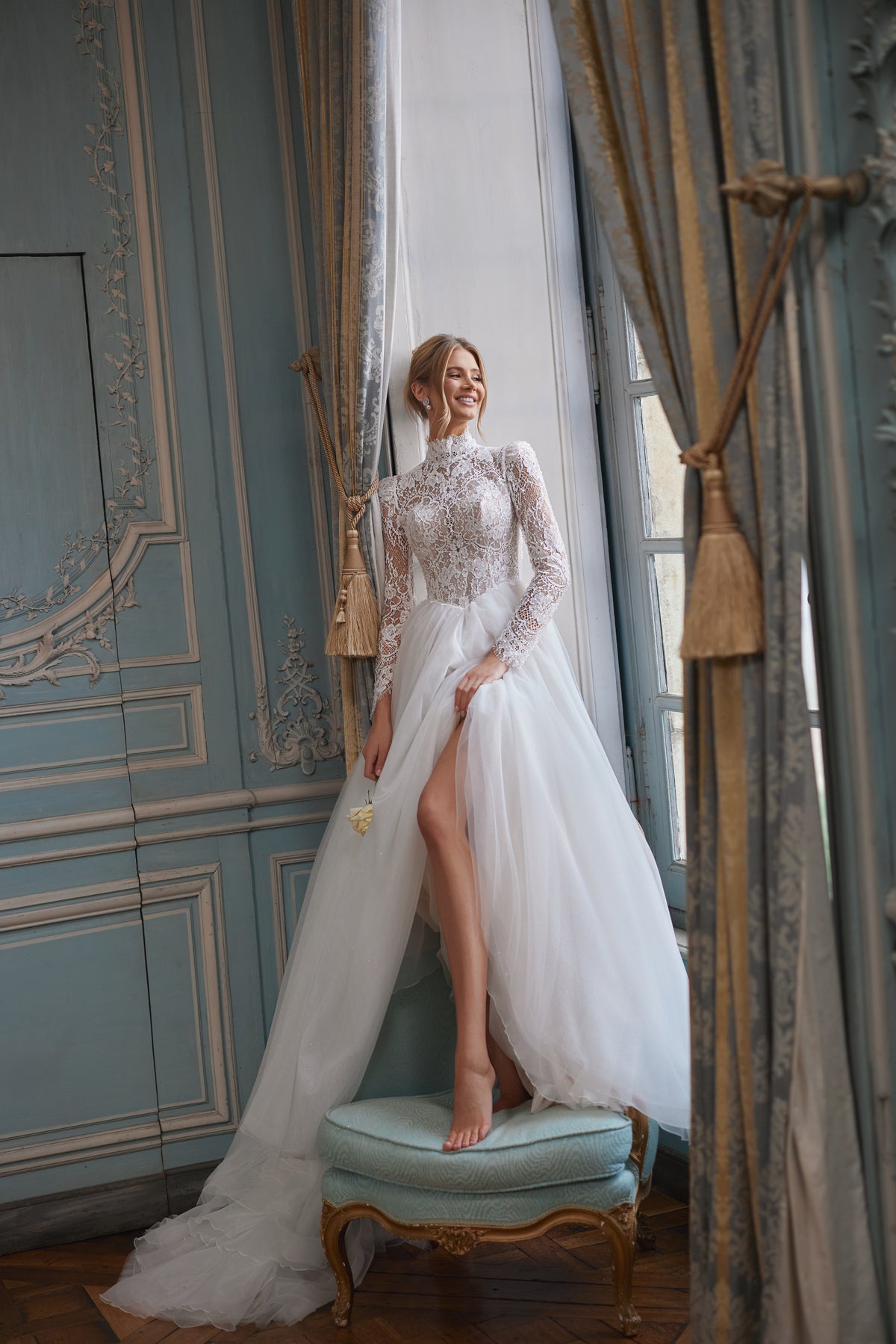 Brautkleid Tonia in ganzer Figur, Spitzenoberteil mit Stehkragen und Tüllrock mit Schlitz