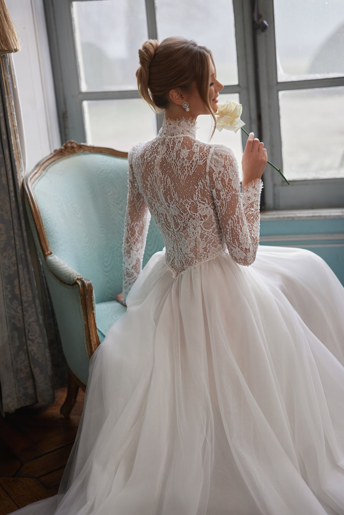 Brautkleid Tonia von hinten, transparenter Spitzenrücken mit Knopfleiste und Tüllrock