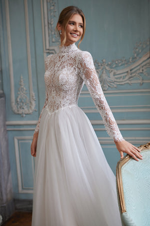 Brautkleid Tonia von vorn, hoher Spitzenkragen und lange Ärmel aus Spitze, Halbfigur