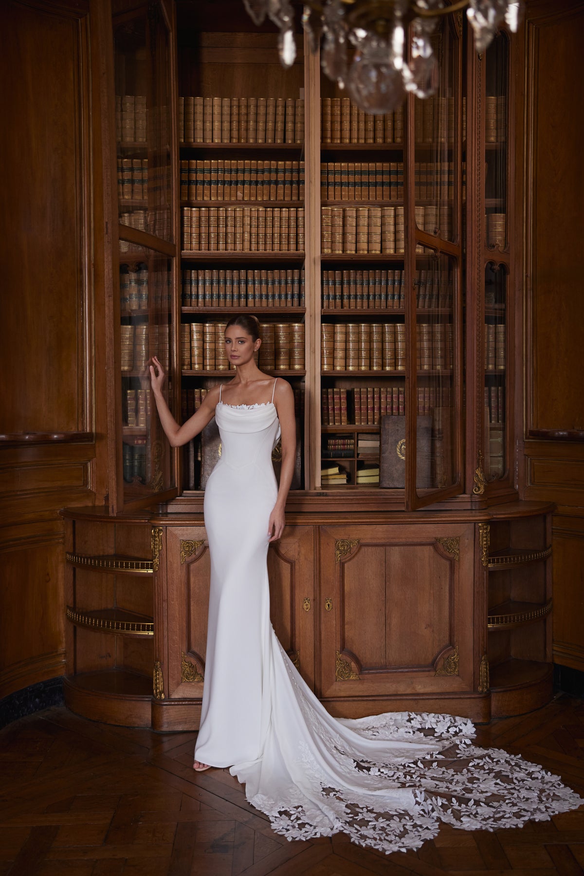 Brautkleid Valerie in ganzer Figur von vorn, Meerjungfrau aus Satin mit Spitze auf der Schleppe