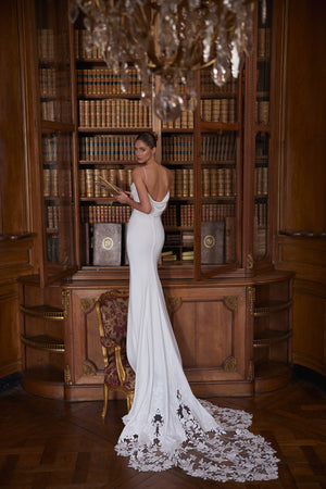 Brautkleid Valerie seitlich am Bücherregal, Satin-Meerjungfrau mit ausgebreiteter Schleppe