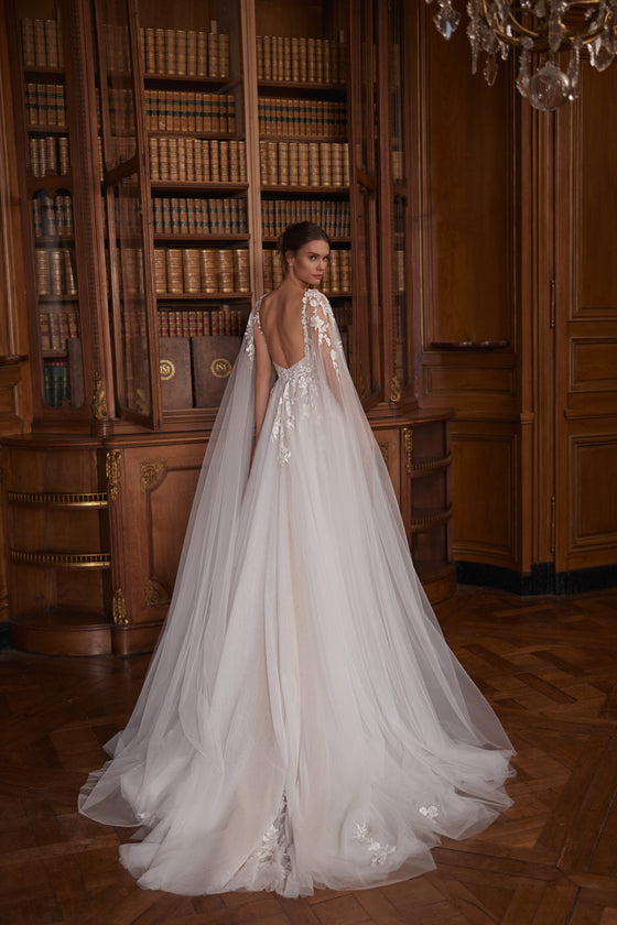 Brautkleid Veloria von hinten, lange Tüllbahnen fallen von den Schultern über die Schleppe