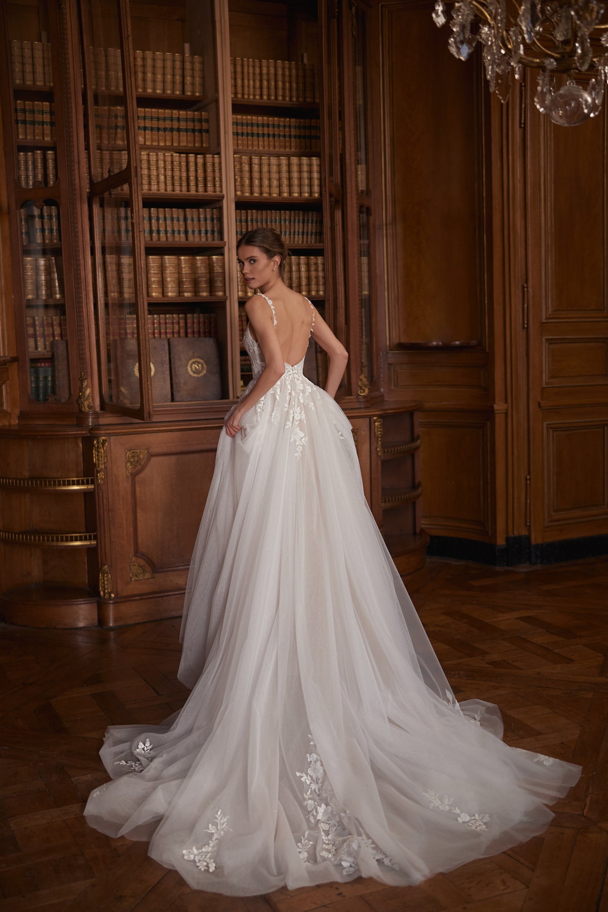 Brautkleid Veloria von hinten, offener Rücken und Tüllschleppe mit Spitzenapplikationen
