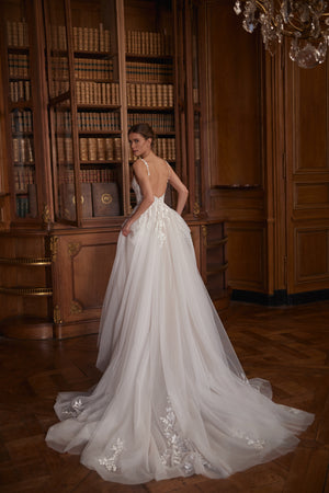 Brautkleid Veloria von hinten, offener Rücken und Tüllschleppe mit Spitzenapplikationen