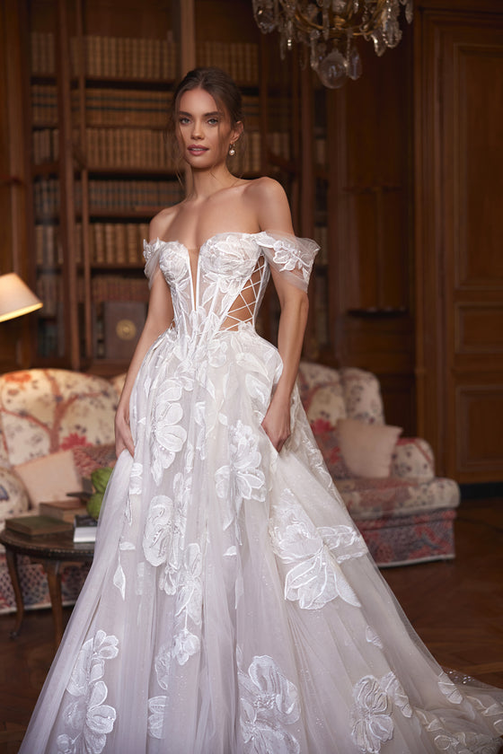 Brautkleid Vespera mit Off-Shoulder-Corsage, tiefem Ausschnitt und Blütenapplikationen auf Tüll, vorn