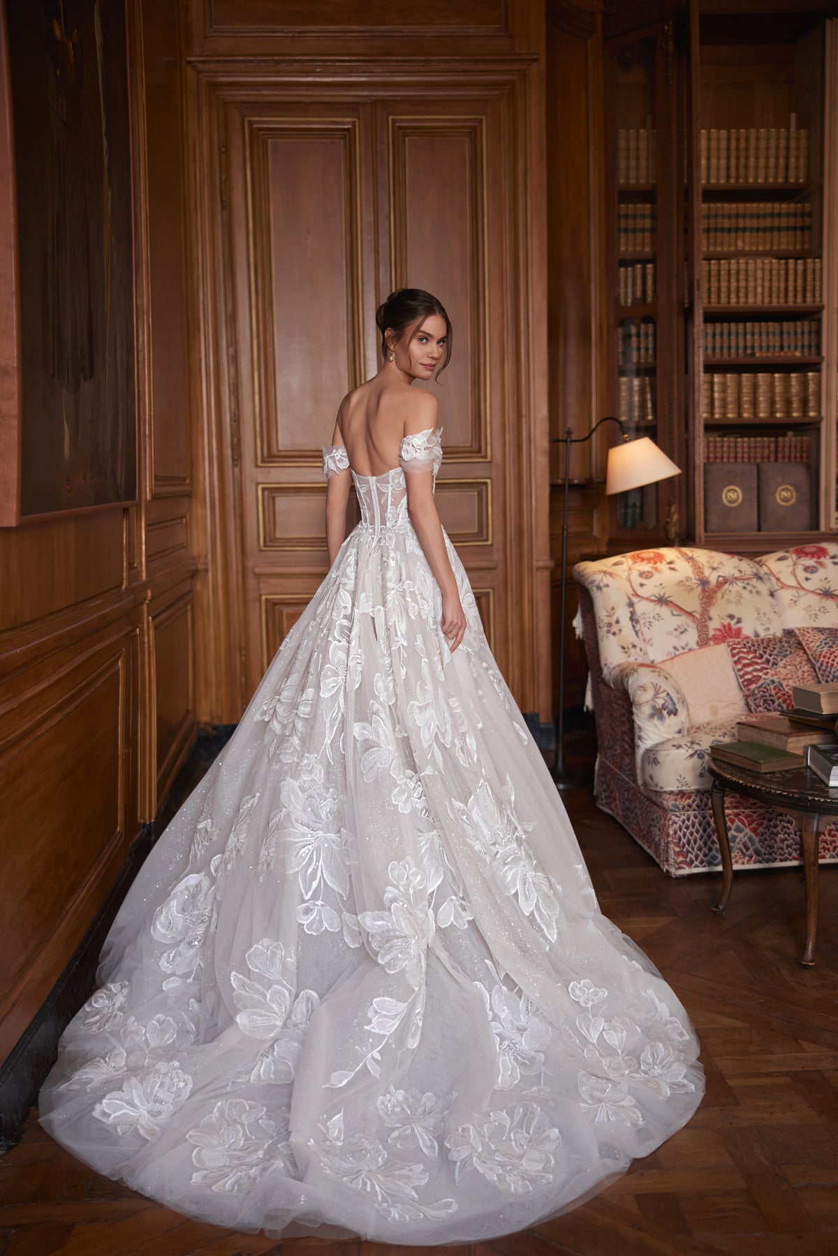 Brautkleid Vespera von hinten, offener Rücken mit Corsage und weite Schleppe mit Blüten, Ganzfigur