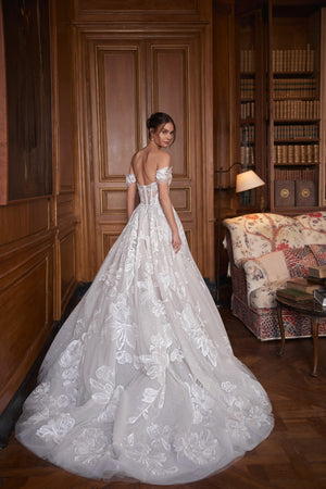 Brautkleid Vespera von hinten, offener Rücken mit Corsage und weite Schleppe mit Blüten, Ganzfigur