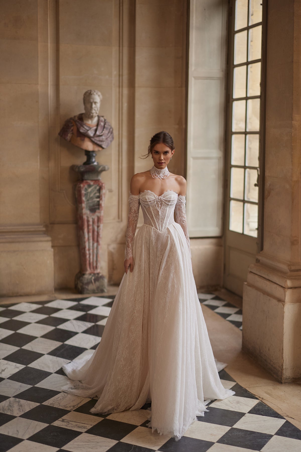 Blanche Choker aus Spitze am Hals, getragen zum Brautkleid Blanche, ganze Silhouette