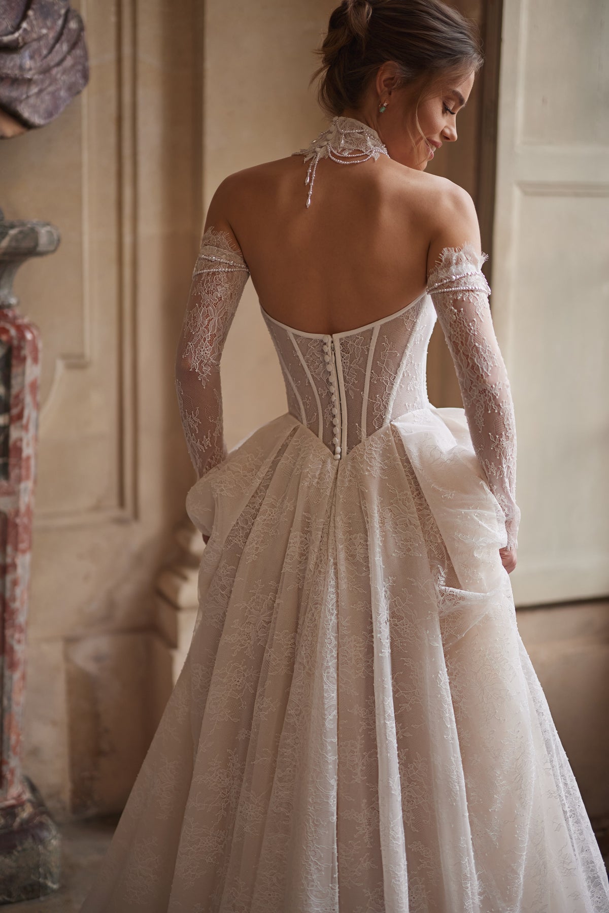Blanche Choker aus Spitze von hinten, über dem Rückenausschnitt der Corsage