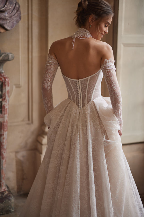 Blanche Choker aus Spitze von hinten, über dem Rückenausschnitt der Corsage