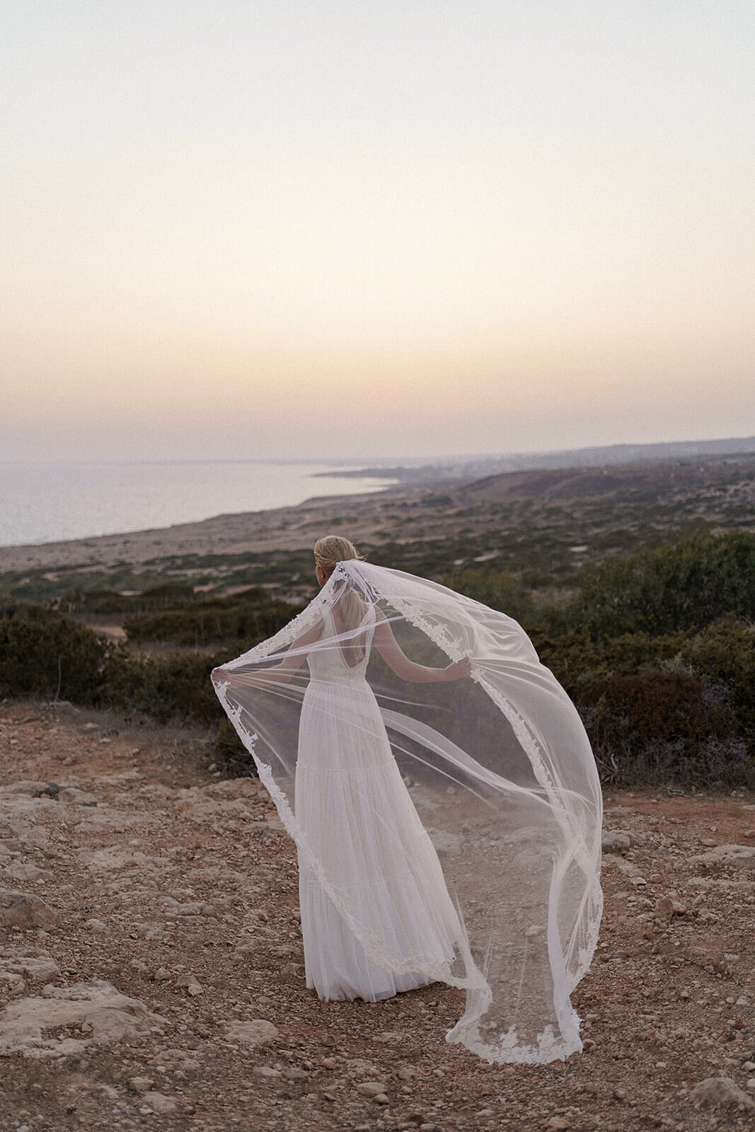 Ganze Silhouette der Braut im Kathedralschleier mit Spitze und Brautkleid