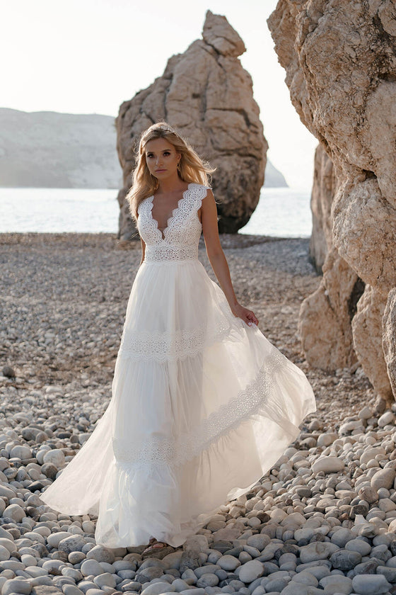 Brautkleid Lidia in A-Linie mit V-Ausschnitt aus Spitze und fließendem Stufenrock, von vorn