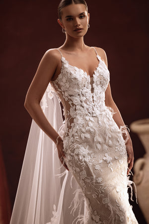 Brautkleid Aspasia mit Spitzencape von hinten, florale Stickerei über der Tüllschleppe