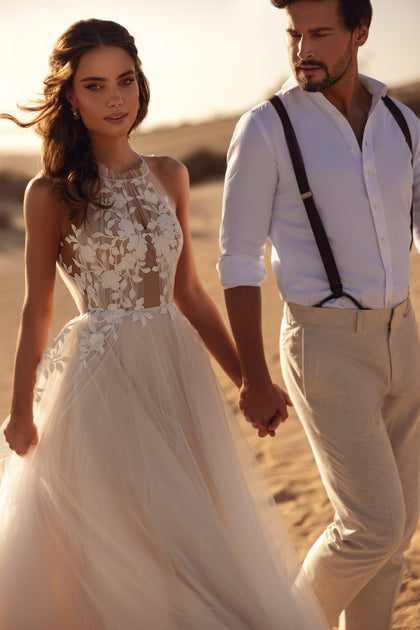 Die Rückansicht des Brautkleids Ellie mit offener Rückenpartie und feinem Tüllband verleiht einen eleganten, femininen Look.