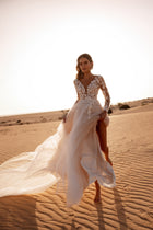 Das Farida-Brautkleid kombiniert ein transparentes Spitzenoberteil mit einem fließenden Tüllrock für eine traumhafte Silhouette.