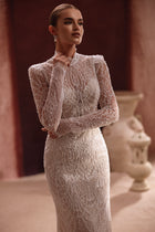 Das figurbetonte Brautkleid Henriette mit feiner Spitze und Perlendetails betont die feminine Silhouette auf elegante Weise.