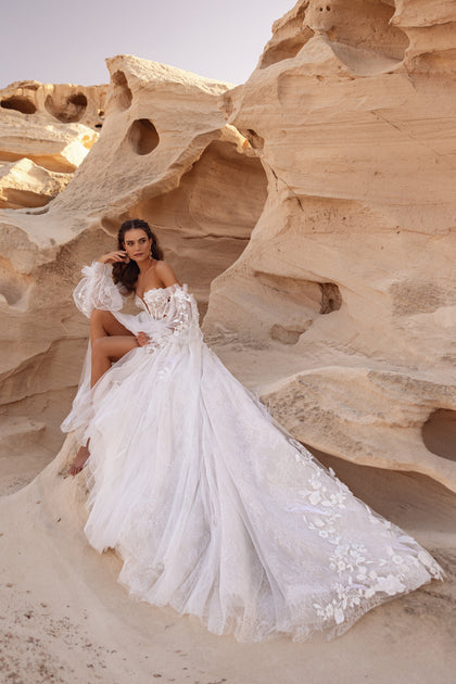 Detailaufnahme des Brautkleids Huda zeigt feine Spitze, Korsettschnürung und 3D-Blumendetails.