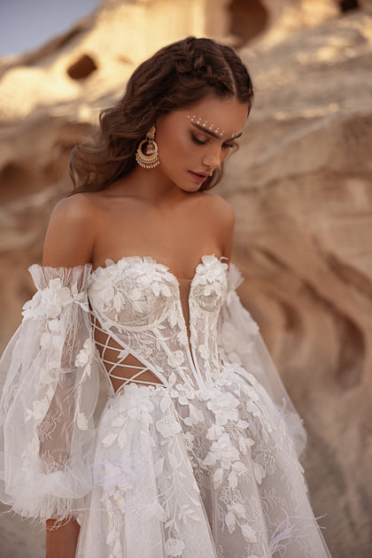 Das Brautkleid Huda mit schulterfreiem Ausschnitt und Spitzenkorsett vereint Romantik und modernen Glamour.