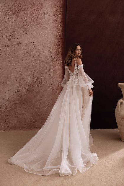 Brautkleid Lilibeth mit schulterfreiem Design und zartem Schleppenteil – traumhaft leicht und romantisch.