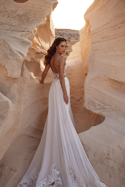 Das Malika-Brautkleid mit offenem Rücken und fließendem Rock verkörpert moderne Boho-Eleganz.