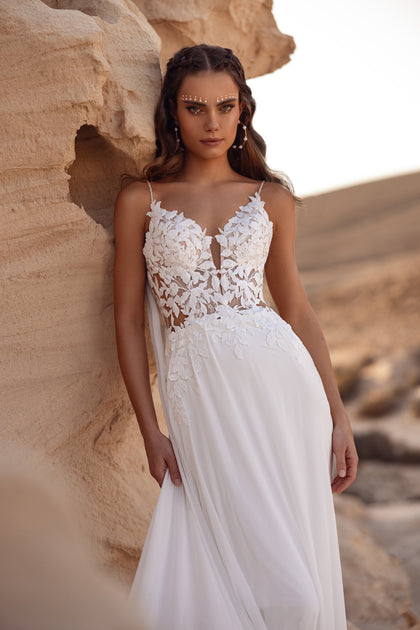 Das Brautkleid Malika mit aufwendiger Blätterspitze und langer Schleppe ist ideal für eine märchenhafte Hochzeit.