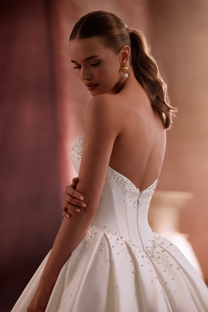 Brautkleid Noor aus Satin mit weiter Schleppe und königlicher Silhouette verkörpert luxuriöse Raffinesse.