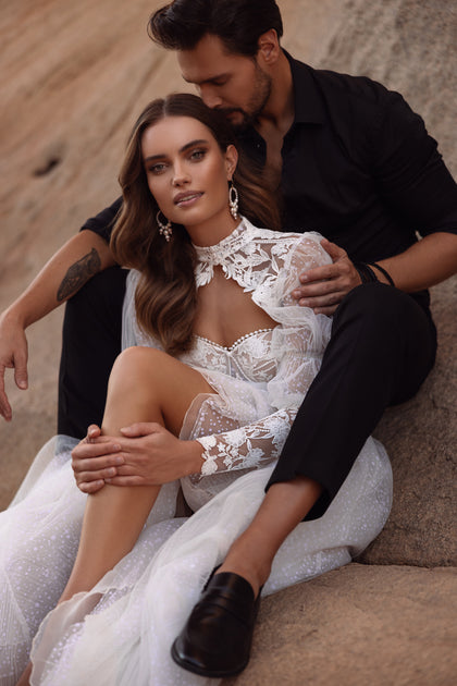 Brautkleid Oasis mit langer Schleppe und feinen Spitzendetails strahlt feminine Anmut und Leichtigkeit aus.