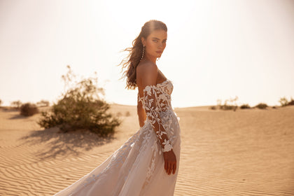 Brautkleid Tamara mit Herz-Korsett und floralen Applikationen vereint moderne Linie mit klassischer Romantik.