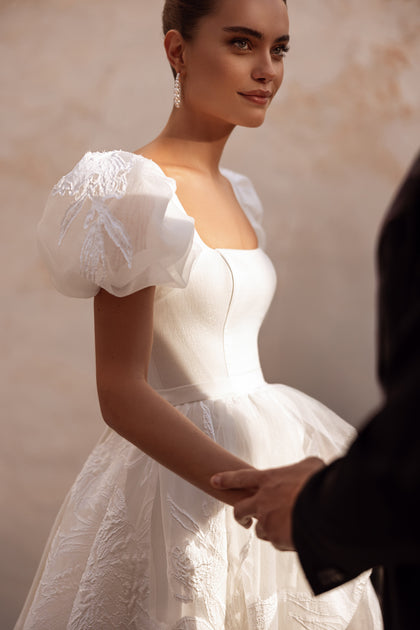 Brautkleid Vanilla mit weiter, blumenbestickter Rockpartie ist ideal für die romantische Braut.