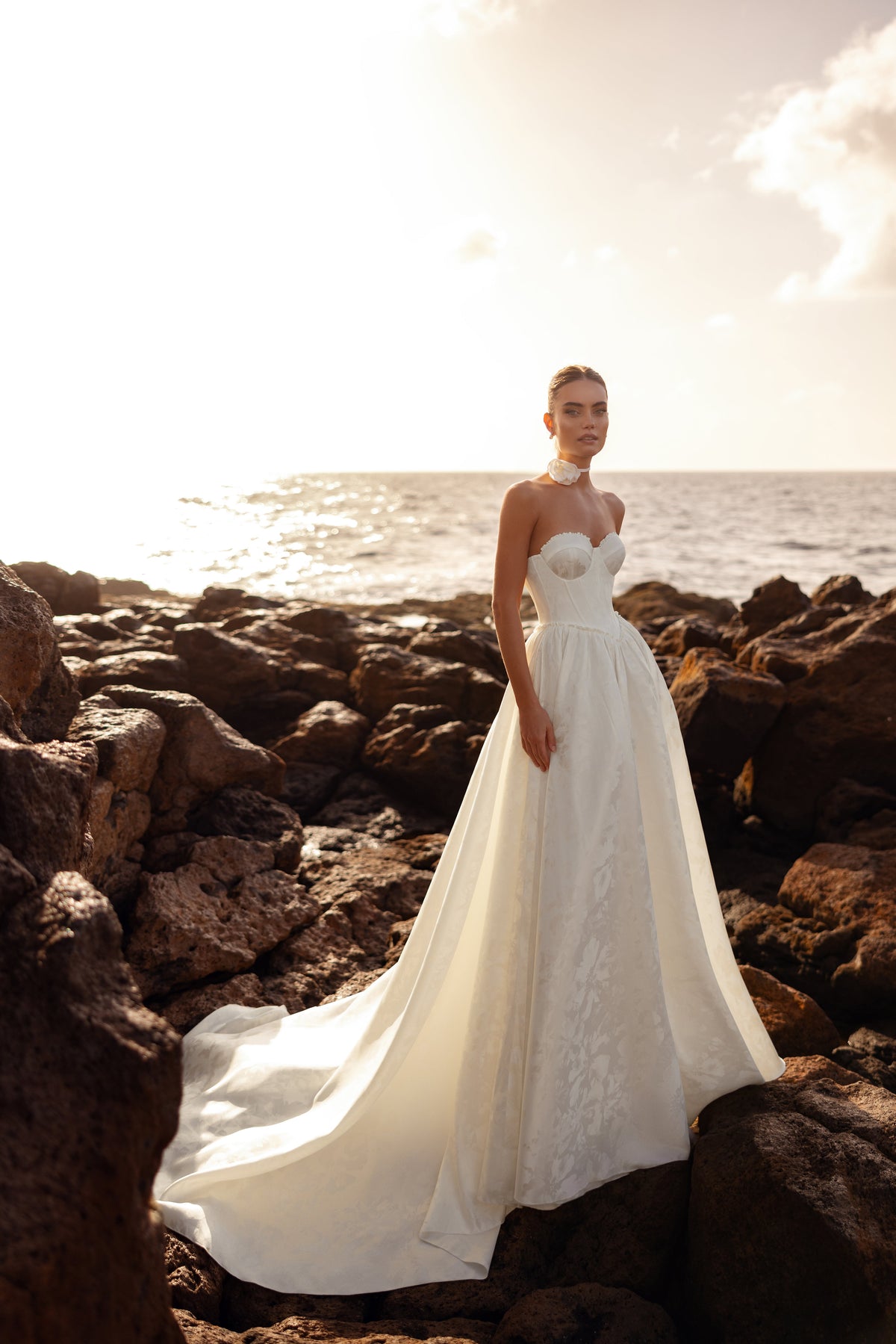 Brautkleid Cholly in ganzer Figur am Strand, Bustier-Corsage und langer Schleppenrock
