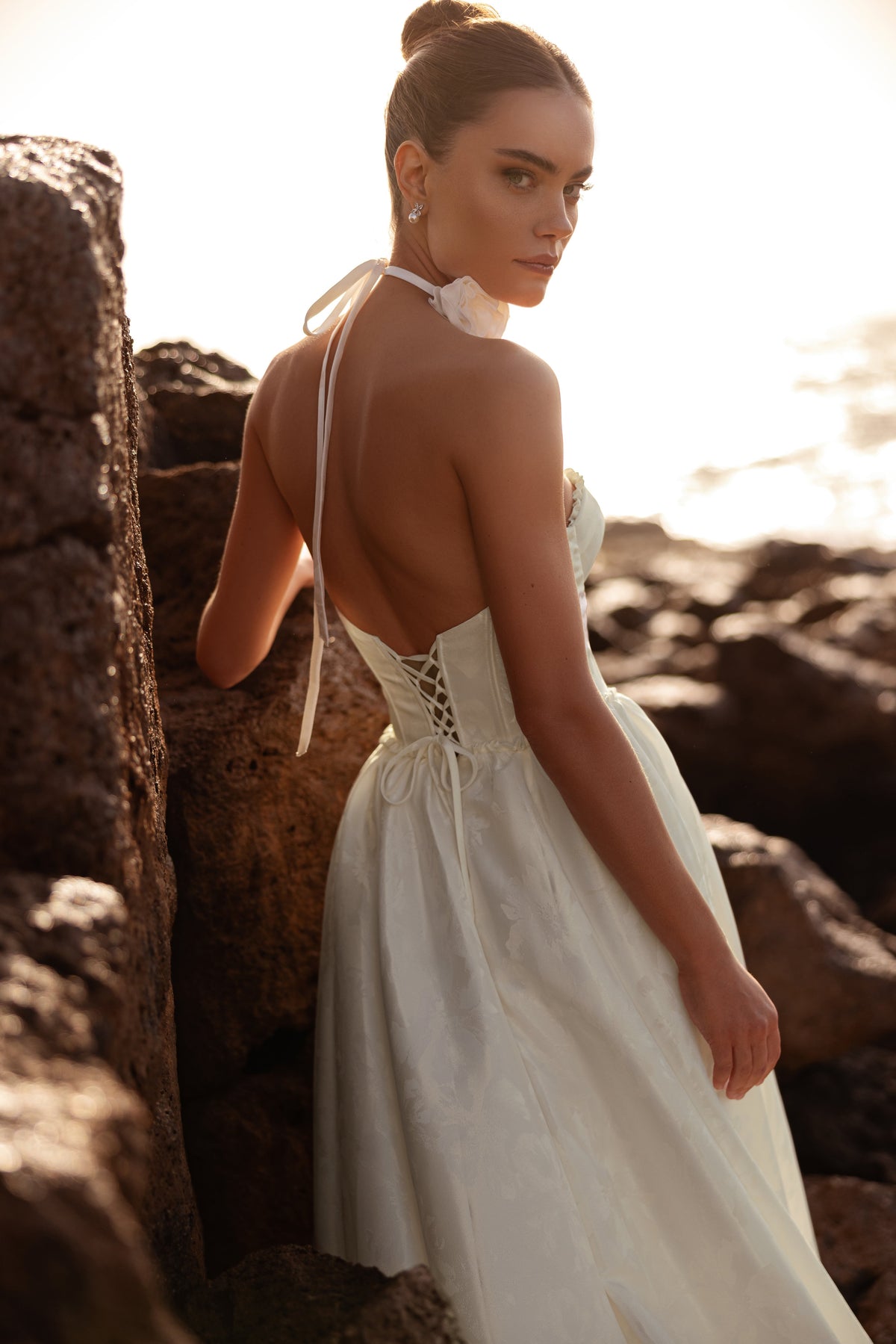 Brautkleid Cholly von hinten, geschnürte Corsage und tiefer Rückenausschnitt