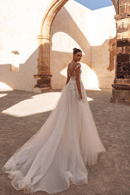 Nahaufnahme des Brautkleides Andrea mit 3D-Spitze und transparentem Tüll zeigt luxuriöse Handwerkskunst.