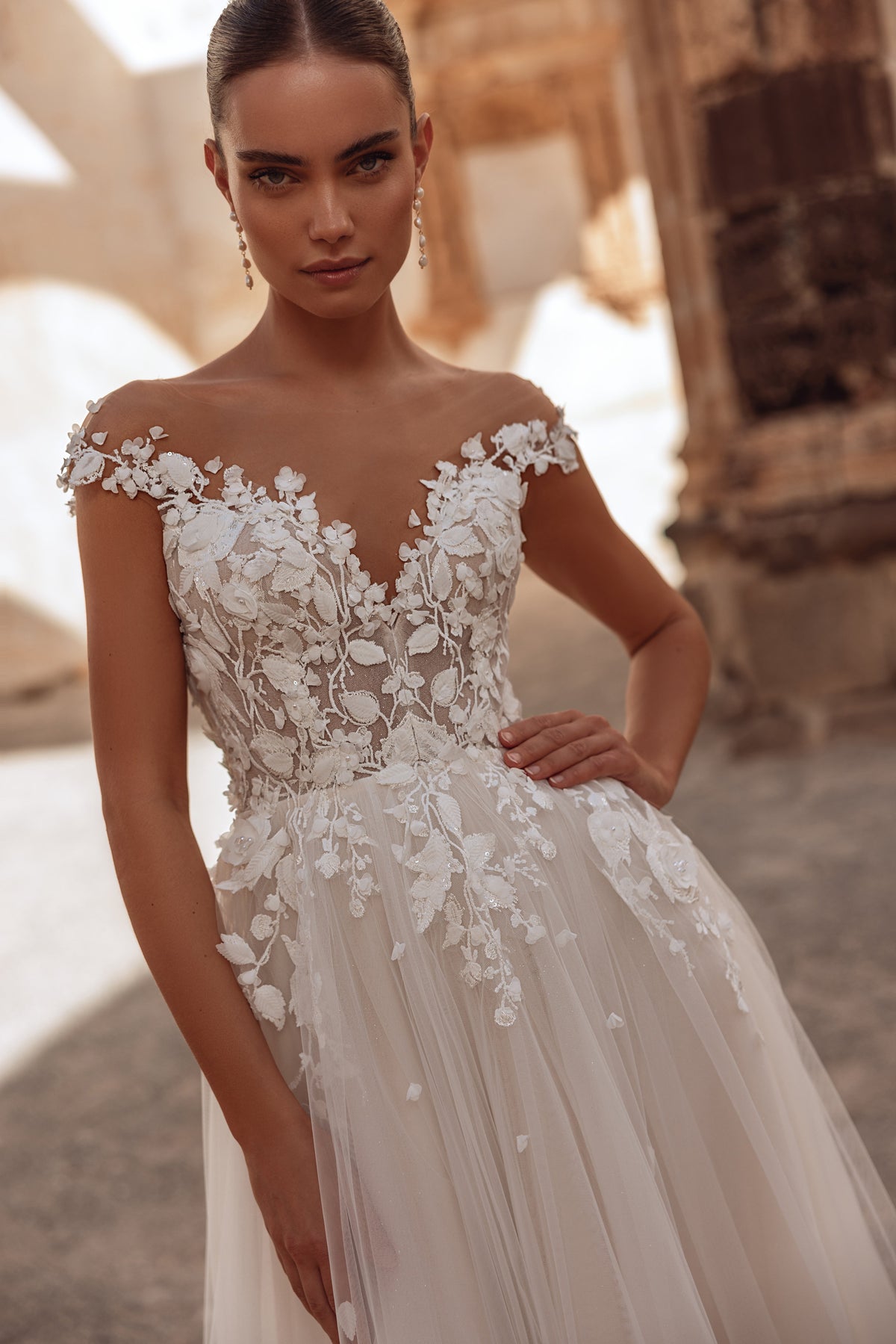 Brautkleid Andrea, Nahaufnahme der Corsage mit 3D-Blütenspitze und schulterfreien Trägern