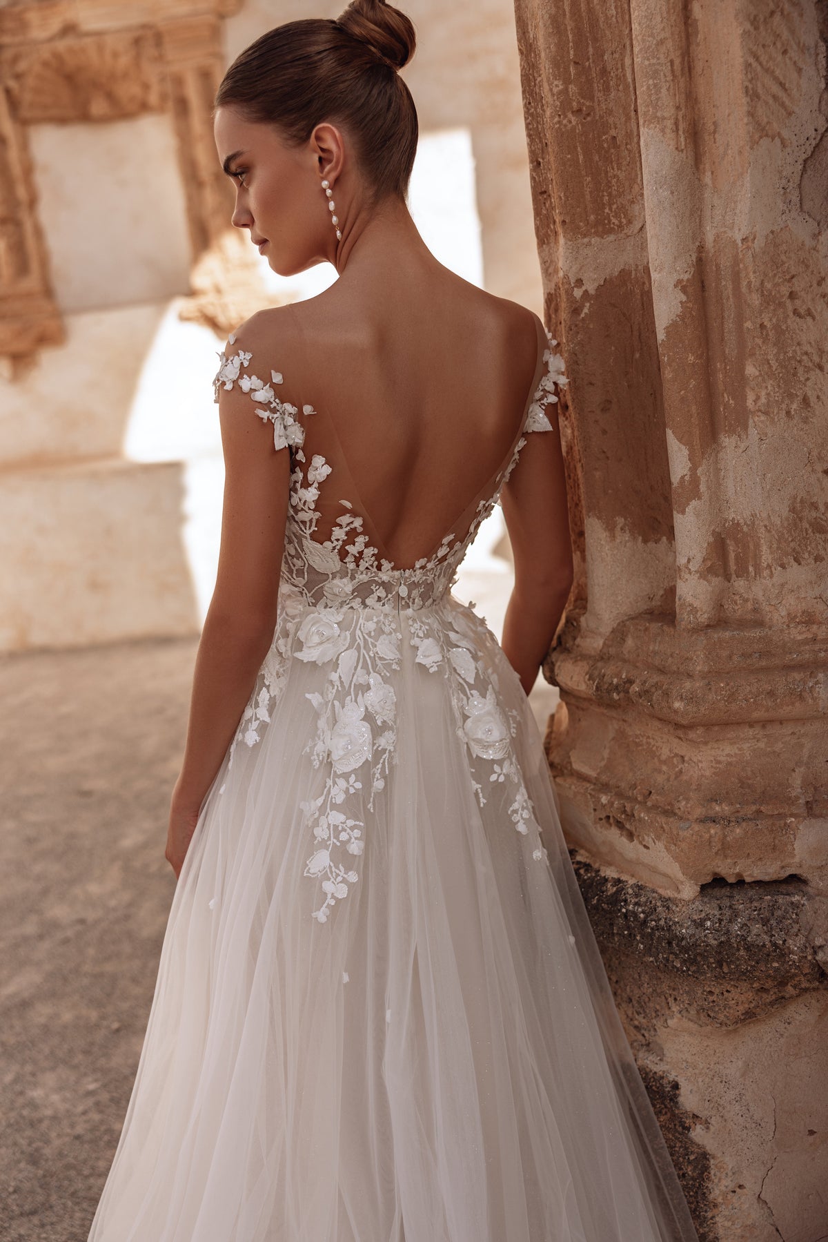 Brautkleid Andrea, Detail des tiefen Rückenausschnitts mit rankender 3D-Blumenspitze