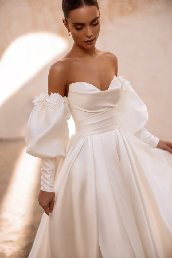 Brautkleid Anika aus Satin von hinten, weiche Falten und schlichter Rückenausschnitt