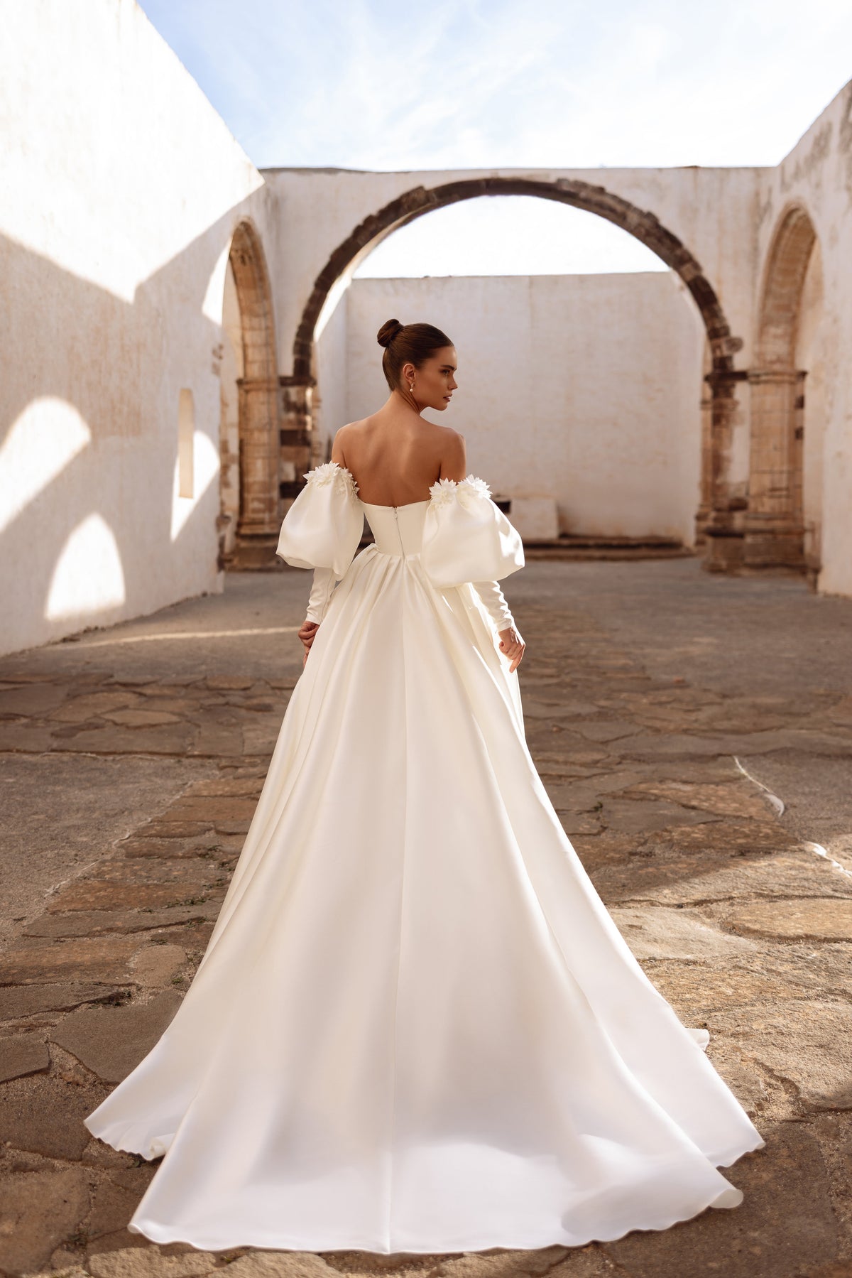 Brautkleid Anika in Ganzfigur mit schulterfreien Ärmeln und langer Satinschleppe