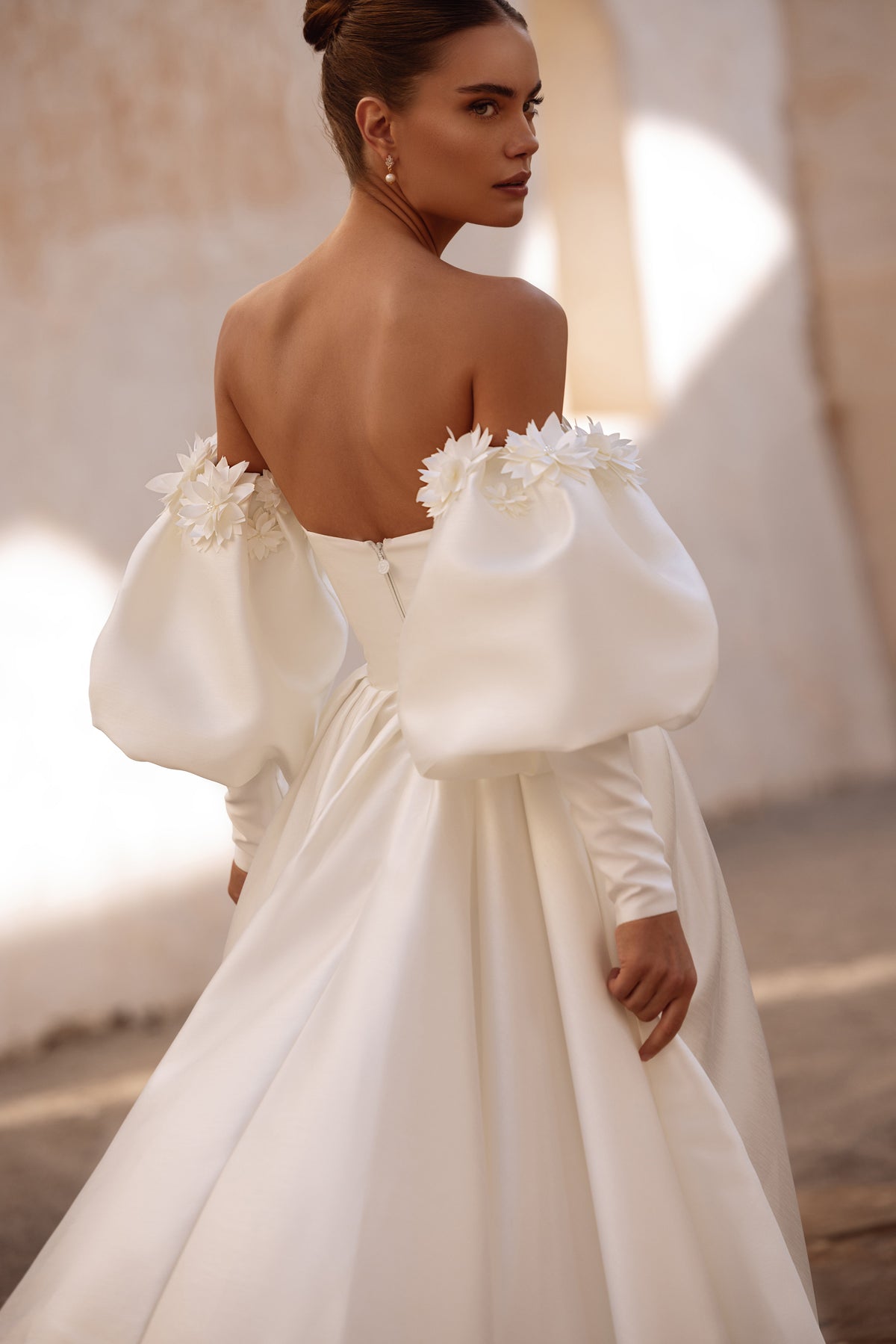 Brautkleid Anika, Detail der langen Puffärmel mit Blütenapplikationen