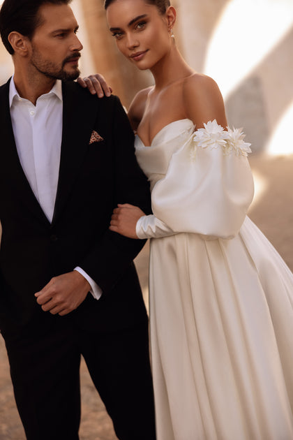 Romantisches Satin-Brautkleid Anika mit herzförmigem Ausschnitt und weitem Rock im Sonnenlicht.